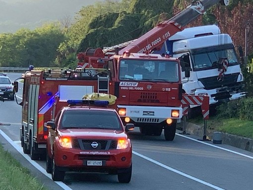 Cairo, incidente lungo la statale 29: il conducente del camion guidava sotto l'effetto di sostanze stupefacenti