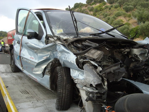 Albenga, macchina centra guard rail, 33enne esce illeso