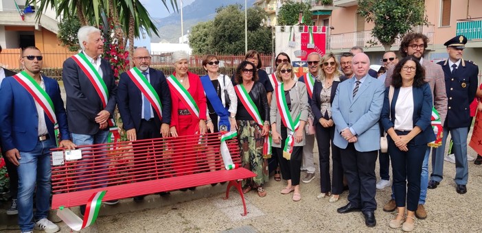 Borghetto, una panchina rossa nel ricordo di Stefania Maritano e delle vittime di violenza (FOTO e VIDEO) Borghetto, una panchina rossa nel ricordo di Stefania Maritano e delle vittime di violenza (FOTO e VIDEO)