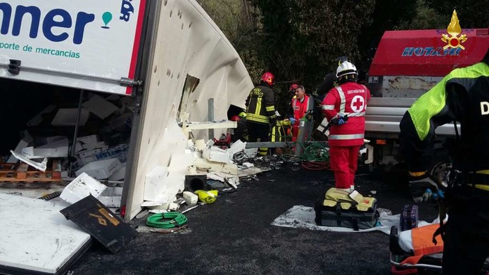 Incidente sulla A10: arrestato il conducente del tir (FOTO e VIDEO)