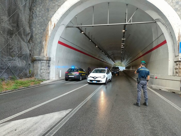 Savona, tamponamento sull'Aurelia in galleria Valloria: disagi al traffico nel pomeriggio Savona, tamponamento sull'Aurelia in galleria Valloria: disagi al traffico nel pomeriggio