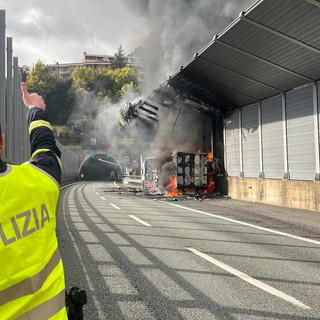 A10, camion in fiamme tra Aeroporto e Pegli: circolazione bloccata, traffico paralizzato in direzione Savona