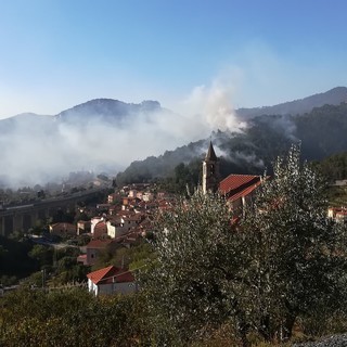 Incendio boschivo ad Orco Feglino: proseguono le operazioni di bonifica Incendio boschivo ad Orco Feglino: proseguono le operazioni di bonifica
