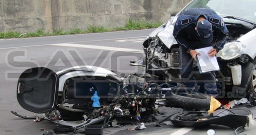 Savona, frontale auto-scooter in lungomare Matteotti: il centauro non ce l’ha fatta Savona, frontale auto-scooter in lungomare Matteotti: il centauro non ce l’ha fatta