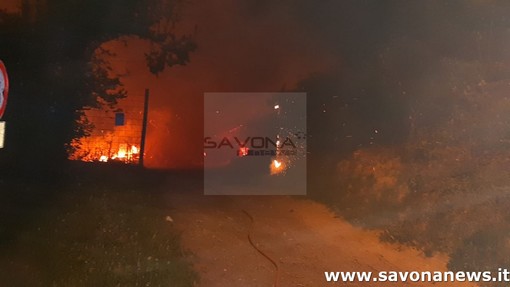 Savona: notte di fiamme a Legino, a fuoco una baracca e delle sterpaglie in via dei Ramunda (FOTO e VIDEO)