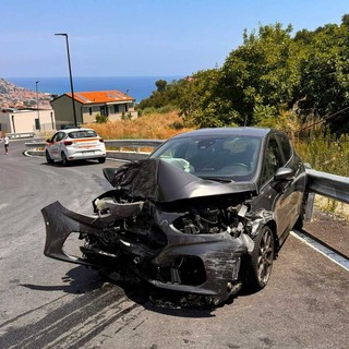 Incidente a Pietra Ligure, 27enne perde il controllo dell'auto e finisce in ospedale
