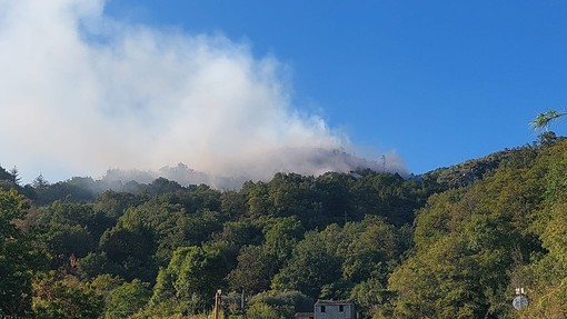 Varazze, incendio boschivo in località Alpicella: mobilitato nuovamente l'elicottero