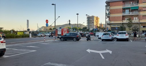Savona, scontro auto-moto in via Nizza: un ferito trasportato in codice rosso al San Paolo