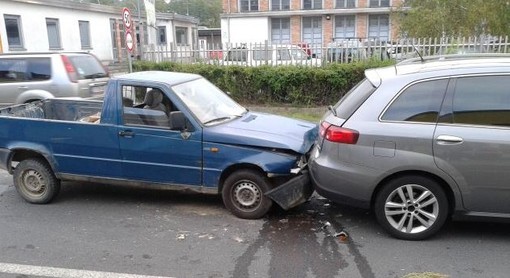 Scontro tra auto a Cairo Montenotte: mobilitati vigili del fuoco e Croce Bianca