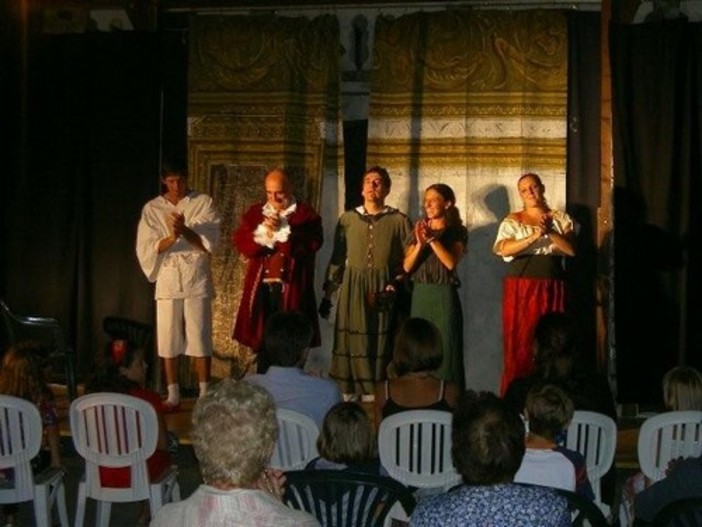 Alassio: passeggiata nel Burgus Alaxii e spettacolo teatrale Alassio: passeggiata nel Burgus Alaxii e spettacolo teatrale