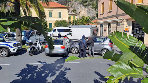 Finale, scontro tra auto al bivio tra l'Aurelia e via Genova Finale, scontro tra auto al bivio tra l'Aurelia e via Genova