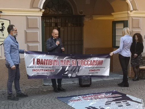 "I bambini non si toccano": manifestazione pacata nel centro di Pietra (FOTO e VIDEO)