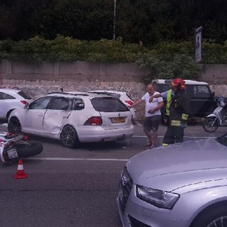 Grave scontro frontale tra una moto e un'auto sull'Aurelia a Finale: gravissimo un 50enne finalese