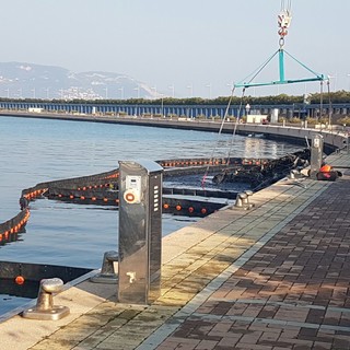 Incendio nel porto di Loano: proseguono le operazioni di messa in sicurezza e recupero dell'imbarcazione (FOTO e VIDEO)
