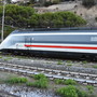 Albisola, telone trascinato dal vento colpisce un Intercity: disagi limitati sulla linea