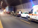 Tamponamento in A10, quattro mezzi coinvolti in galleria Rocca Carpanea: nessun ferito grave ma traffico in tilt direzione Francia Tamponamento in A10, quattro mezzi coinvolti in galleria Rocca Carpanea: nessun ferito grave ma traffico in tilt direzione Francia