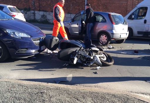 Auto contro moto, incidente a Savona nei pressi del centro commerciale Le Officine Auto contro moto, incidente a Savona nei pressi del centro commerciale Le Officine