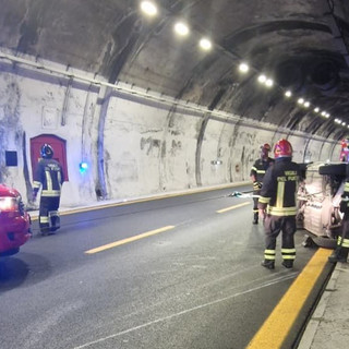 Scontro tra auto, una si cappotta: incidente in A10