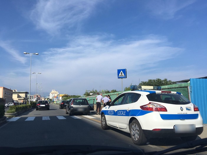 Savona, tamponamento tra auto in via Nizza (FOTO) Savona, tamponamento tra auto in via Nizza (FOTO)