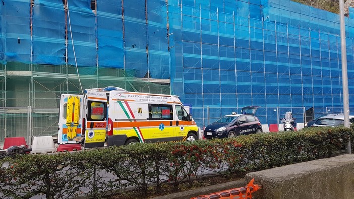 Auto contro moto alla Margonara, tra Albissola e Savona: centauro in codice giallo