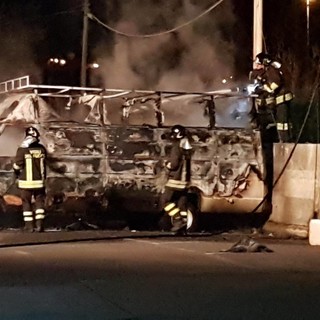 Furgone a fuoco nei pressi della Prealpina di Albenga, intervento dei Vigili del Fuoco FOTO E VIDEO Furgone a fuoco nei pressi della Prealpina di Albenga, intervento dei Vigili del Fuoco FOTO E VIDEO