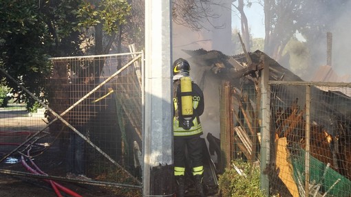 Albenga: incendio di una rimessa attessi nel campeggio lungomare di Vadino