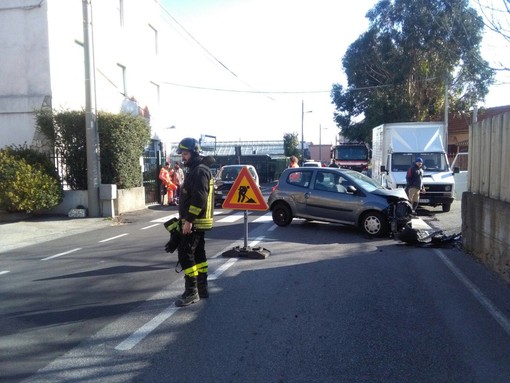 Albenga, colpo di sonno per una infermiera di rientro dal turno di notte: finisce contro un muro