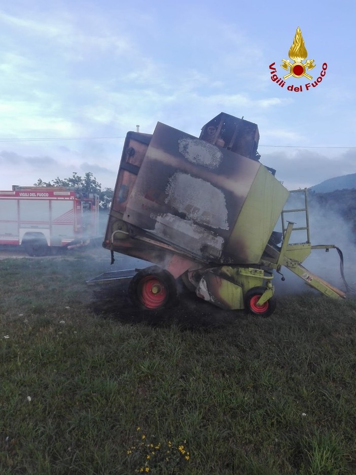 Imballatrice in fiamme a Carcare: intervento dei vigili del fuoco (FOTO) Imballatrice in fiamme a Carcare: intervento dei vigili del fuoco (FOTO)
