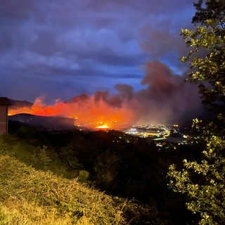 Continua a bruciare l'entroterra albenganese: ripresi i lanci aerei, una settantina le persone evacuate (FOTO e VIDEO)