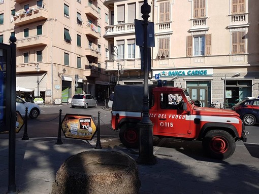 Incendio alla Carige di Albenga, dipendenti fuori, intervento dei Vigili del fuoco Incendio alla Carige di Albenga, dipendenti fuori, intervento dei Vigili del fuoco