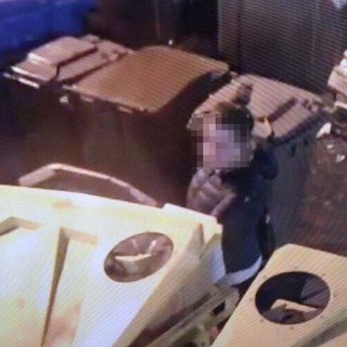 Alassio, incendio a cassonetti: la Polizia Municipale identifica responsabile grazie a videosorveglianza