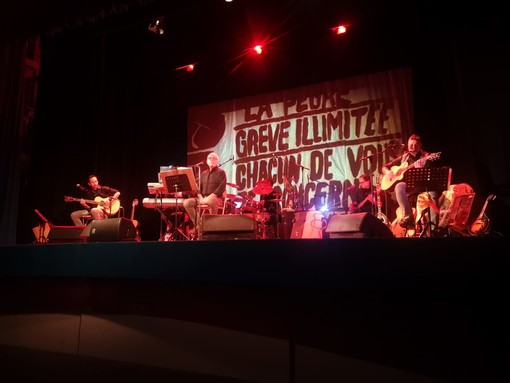 Emozioni a Pietra Ligure: la band il ClanDestino fa rivivere il mito di De Andrè (FOTO)