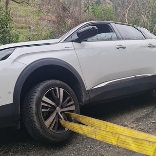 Ellera, auto esce di strada e rimane in bilico sull'argine del fiume: soccorsi mobilitati