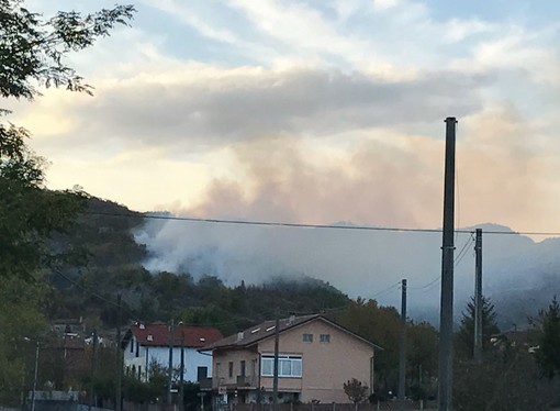 Cairo, incendio boschivo in località Ville (FOTO e VIDEO) Cairo, incendio boschivo in località Ville (FOTO e VIDEO)