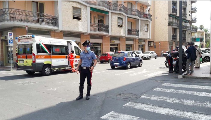 Albenga, auto contro scooter in via Mazzini: centauro al Santa Corona