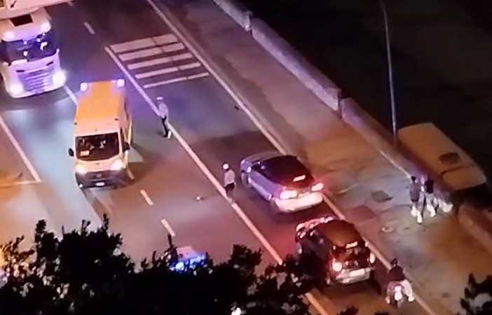 Scontro tra due moto e un’auto in via Ignazio Scotto: soccorsi sul posto