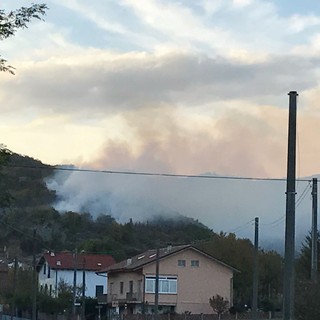 Cairo, incendio boschivo in località Ville (FOTO e VIDEO)