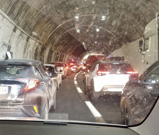 Ancora disagi in A10, camion colpisce la volta di una galleria, chiuso il tratto tra Pra' e l'Aeroporto Ancora disagi in A10, camion colpisce la volta di una galleria, chiuso il tratto tra Pra' e l'Aeroporto