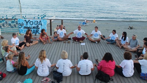 Meditazione partecipata sabato ad Albisola: con lo ‪#‎YOGAagainstWAR va avanti la “battaglia” in sostegno della pace