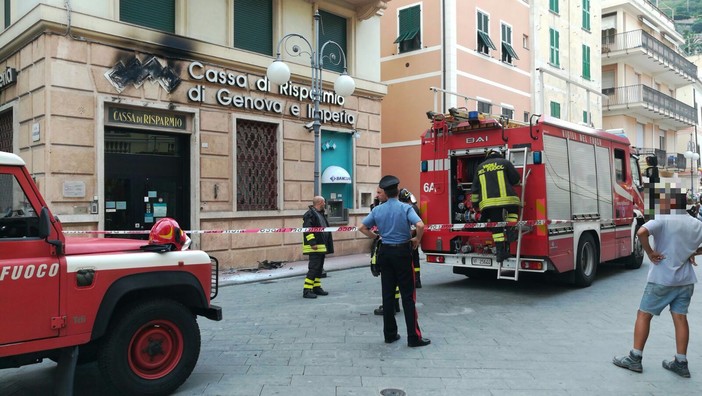 Pietra Ligure, a fuoco l'insegna della banca Carige