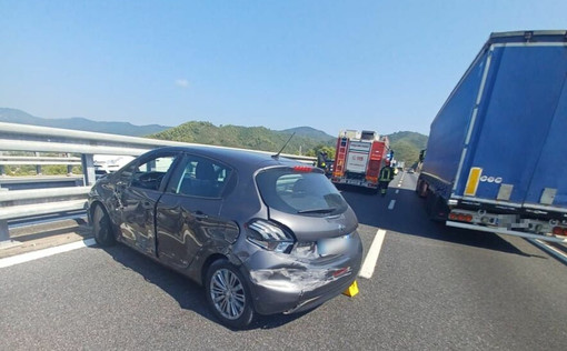 Scontro camion-auto sull'A10 tra Andora e Albenga: due feriti in codice giallo Scontro camion-auto sull'A10 tra Andora e Albenga: due feriti in codice giallo