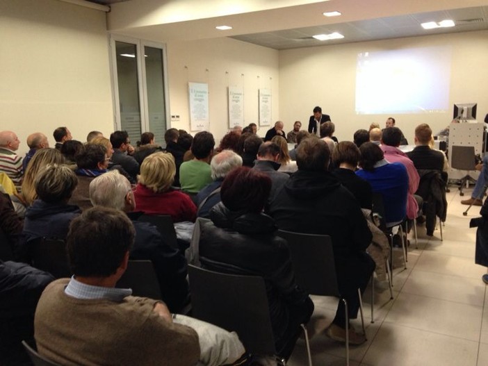 Leca d'Albenga, sala gremita per il dibattito sul progetto della nuova area crematoria