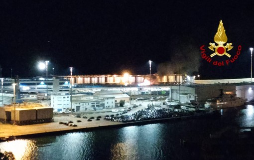 Auto in fiamme nel Terminal Auto del porto di Savona: proseguono le indagini