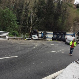 Tir travolge cantiere sulla A10: il magistrato è arrivato sul luogo dell'incidente (VIDEO)