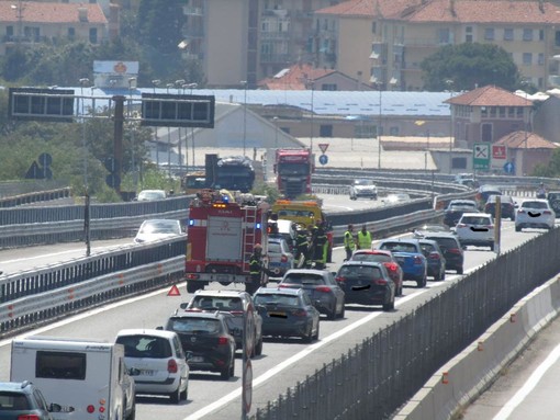 Savona, tamponamento in A10: intervento dei Vigili del fuoco Savona, tamponamento in A10: intervento dei Vigili del fuoco