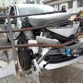 Savona, in bilico con l'auto dopo aver sfondato una ringhiera: incidente nel parcheggio dell'ospedale (VIDEO)