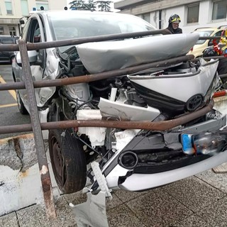 Savona, in bilico con l'auto dopo aver sfondato una ringhiera: incidente nel parcheggio dell'ospedale (VIDEO) Savona, in bilico con l'auto dopo aver sfondato una ringhiera: incidente nel parcheggio dell'ospedale (VIDEO)