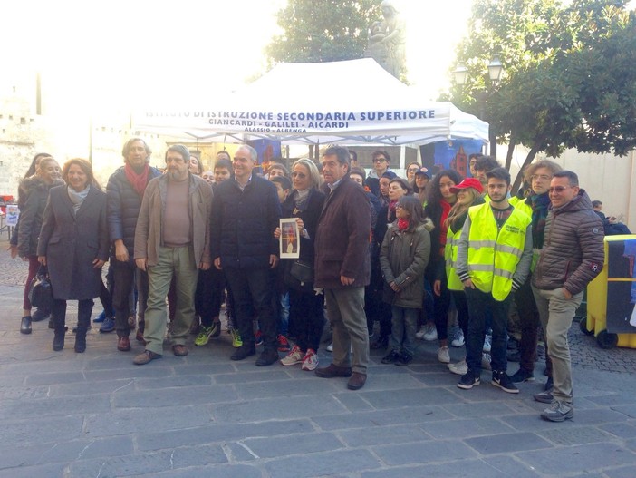 Albenga, le nuove generazioni in "piazza" con il sindaco Cangiano per difendere  l’ambiente e lanciare la campagna per una città più pulita