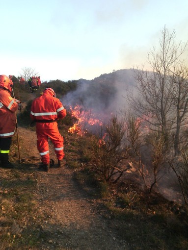 Andora: si allarga il fronte dell'incendio, le fiamme si dirigono tutte verso la zona Rollo Andora: si allarga il fronte dell'incendio, le fiamme si dirigono tutte verso la zona Rollo