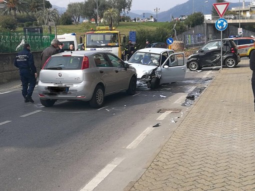 Borghetto, auto invade la corsia opposta e colpisce due mezzi: cinque feriti Borghetto, auto invade la corsia opposta e colpisce due mezzi: cinque feriti